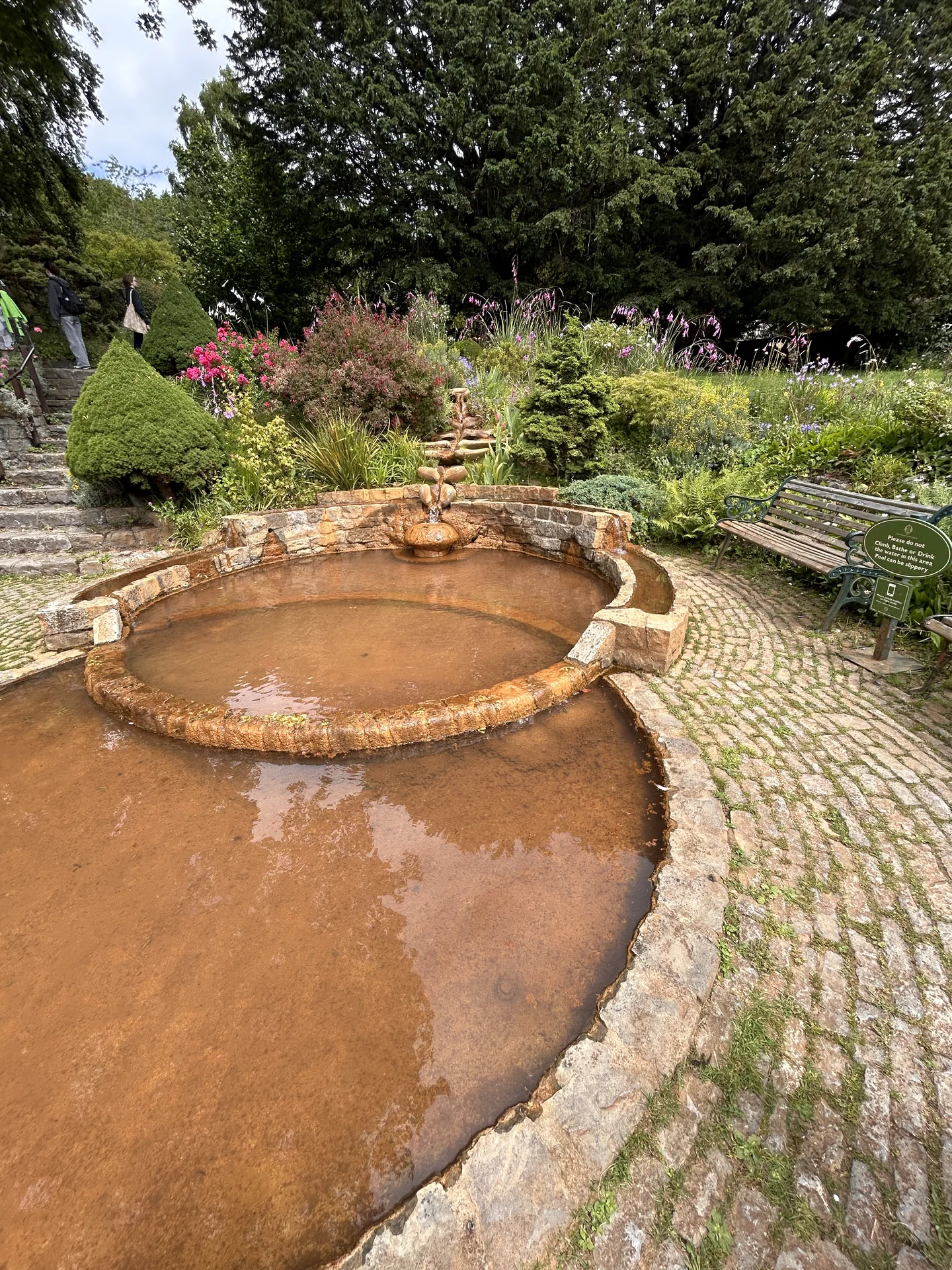 El Chalice Well, el pozo sagrado de Glastonbury