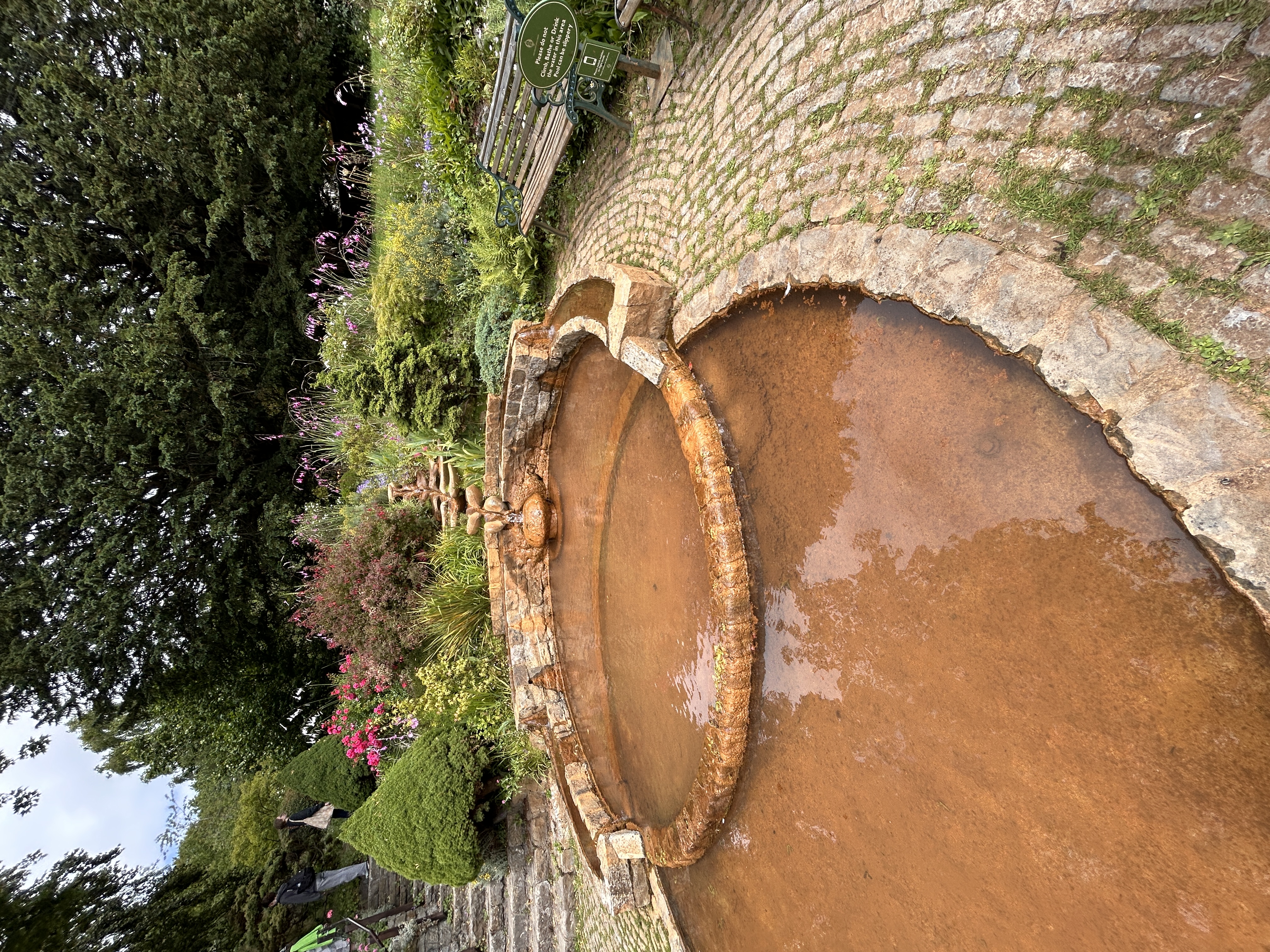 El Chalice Well, el pozo sagrado de Glastonbury