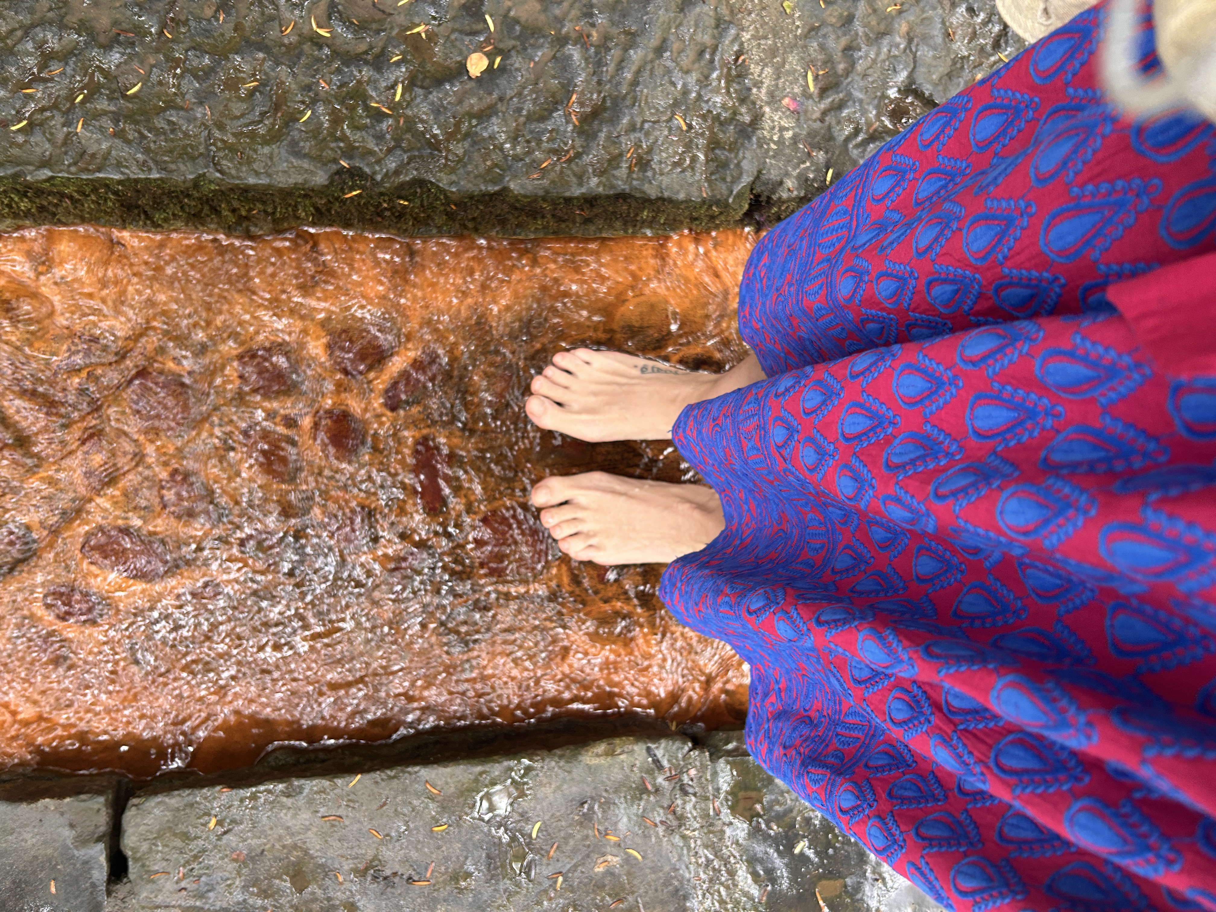 Pies descalzos en las aguas del Chalice Well
