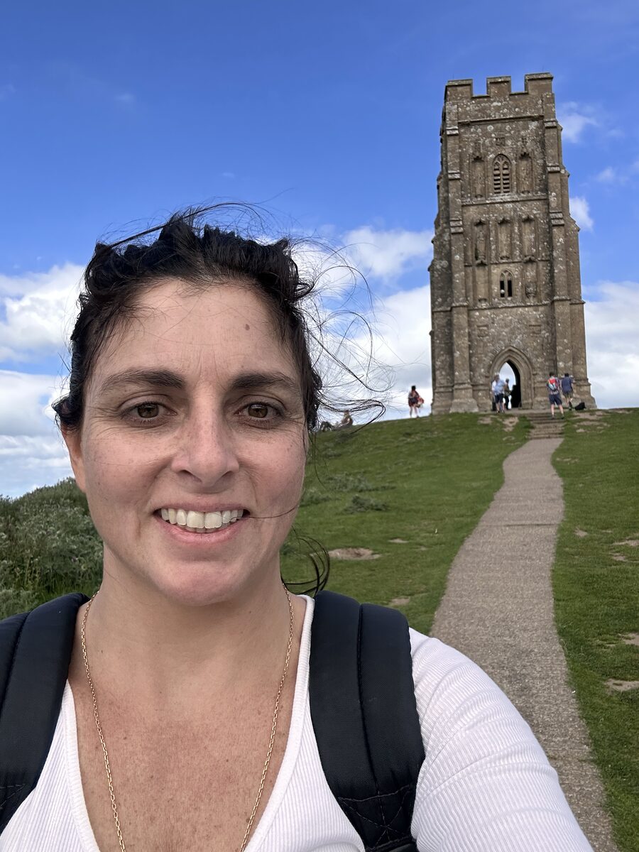 Frente al Tor de Glastonbury
