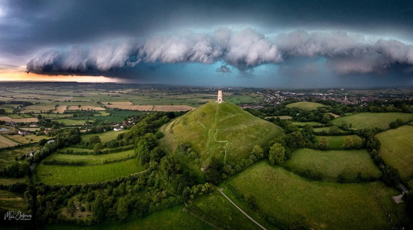 Nube de tormenta sobre el Tor de Glastonbury