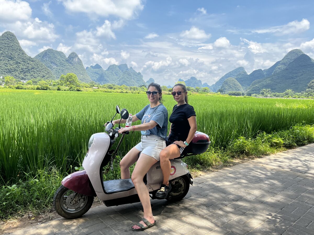 En moto entre arrozales, cerca de Yangshuo