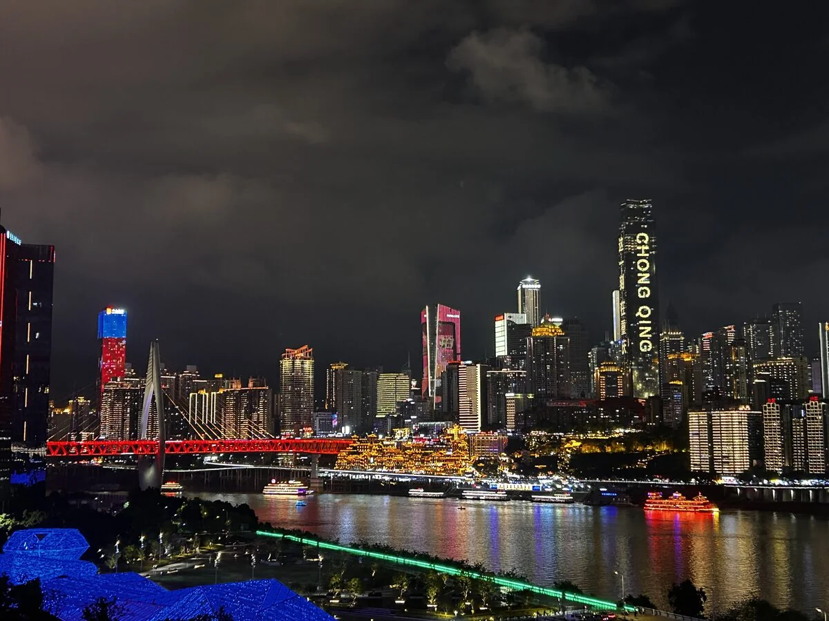 El skyline nocturno de Chongqing