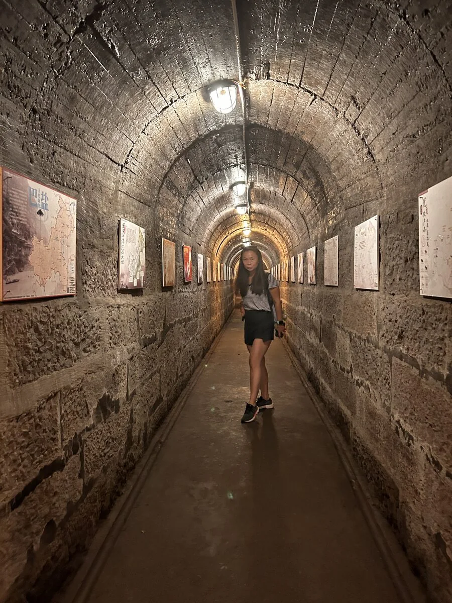 Túnel histórico con mapas de la época, en China