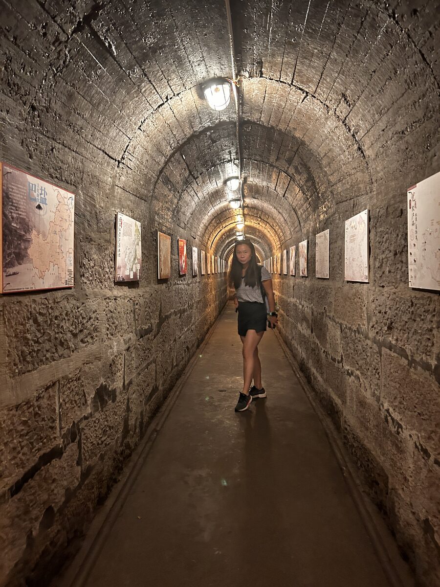 Túnel histórico con mapas de la época, en China