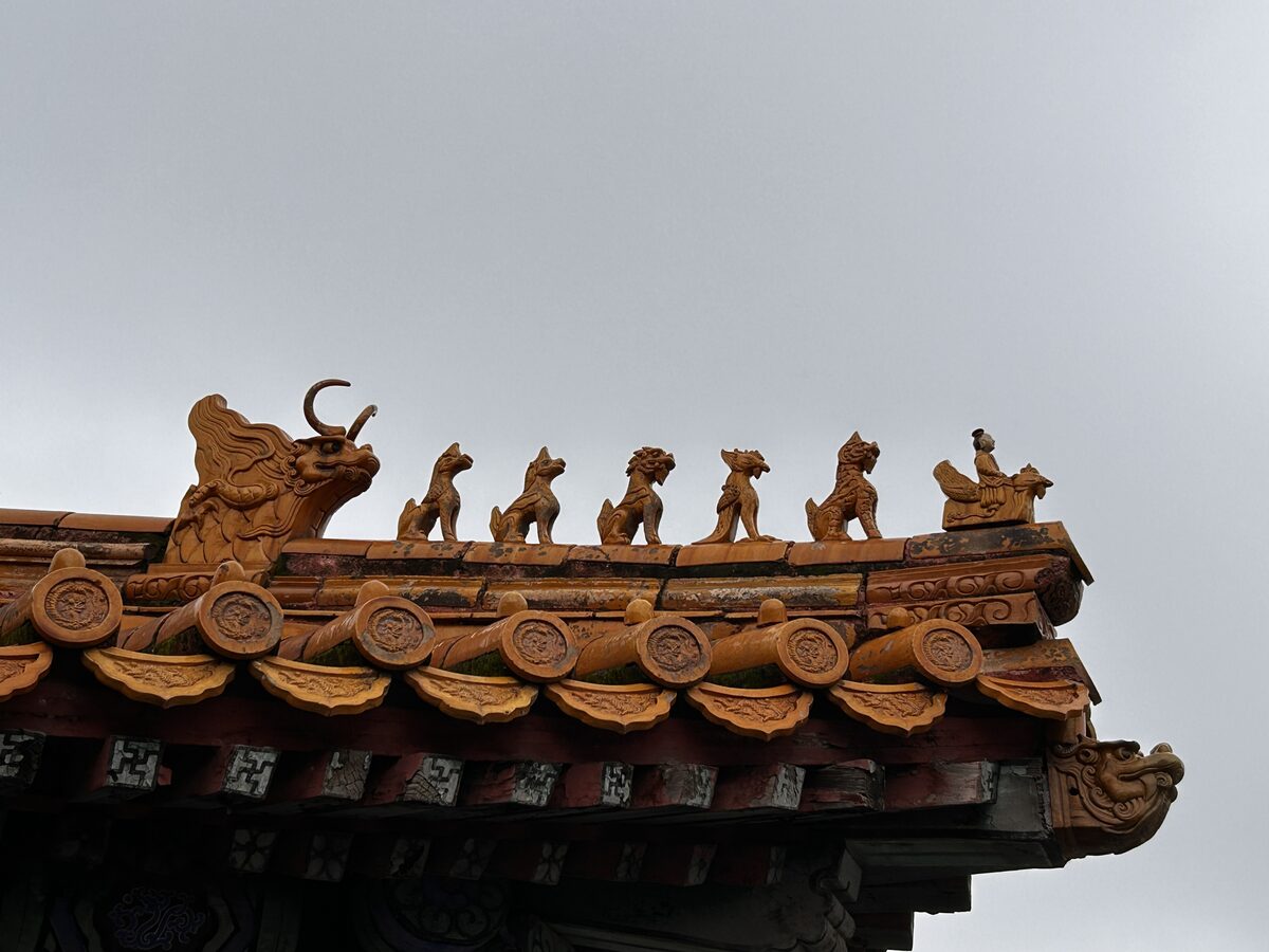Figuras jerárquicas en el tejado de un templo chino