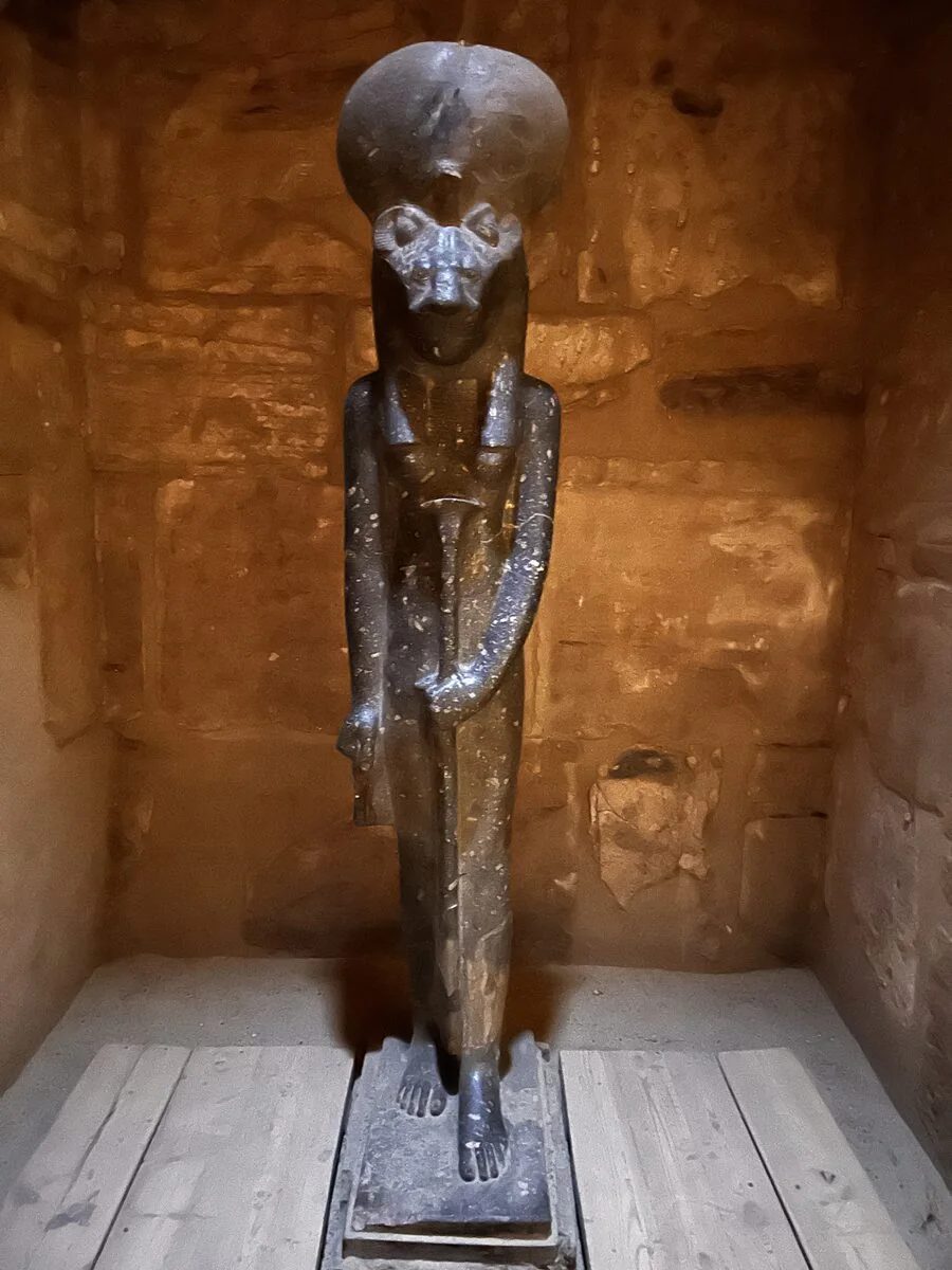 Estatua en el interior de un templo egipcio