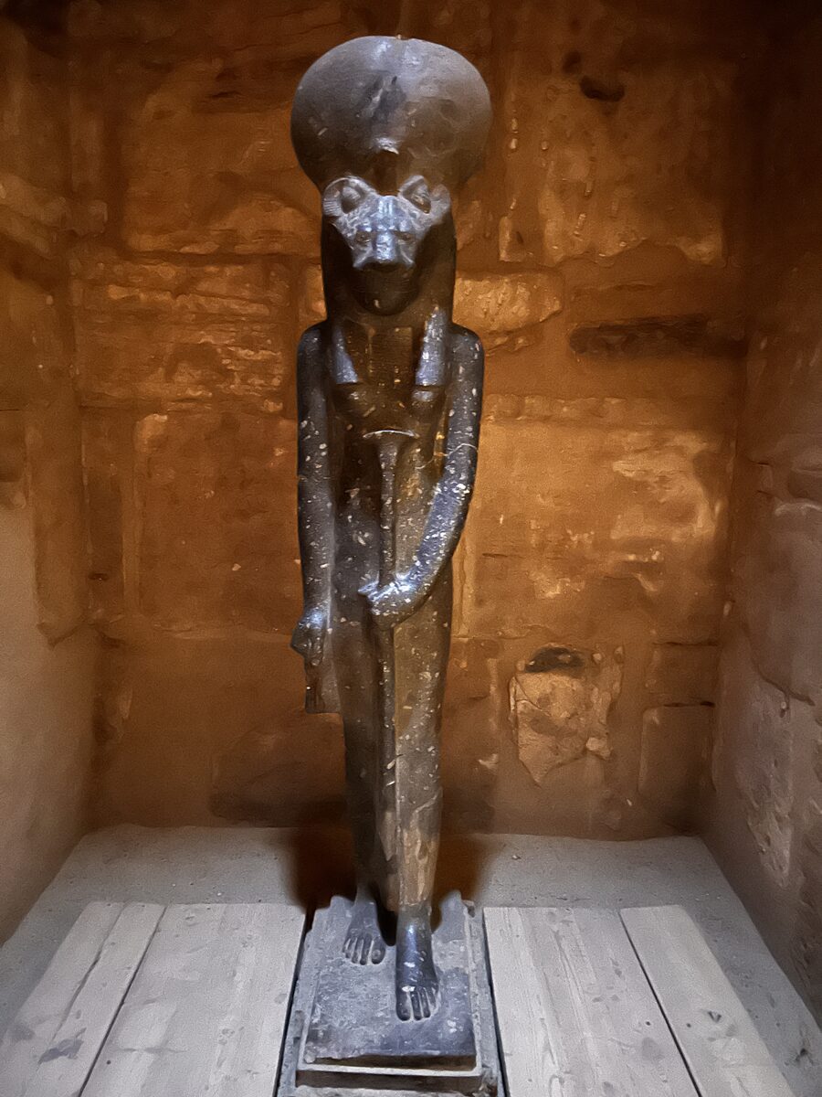 Estatua en el interior de un templo egipcio