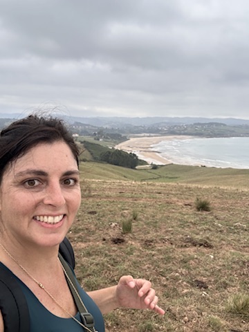 Alejandra junto a una playa durante el Camino