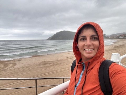 Alejandra con impermeable rojo junto al mar