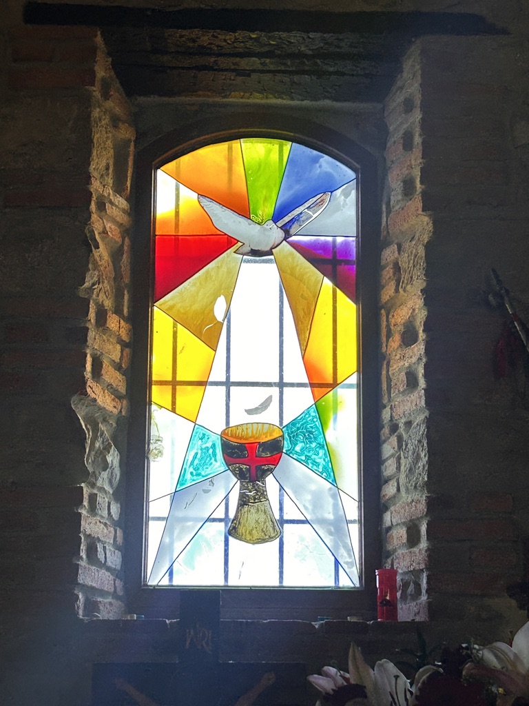 Vidriera de colores enmarcada en piedra