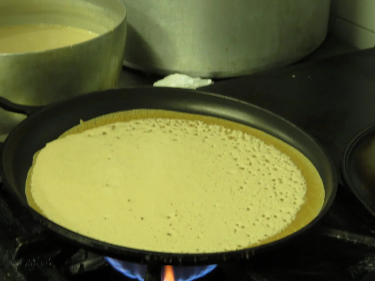 Injera cocinándose en la sartén