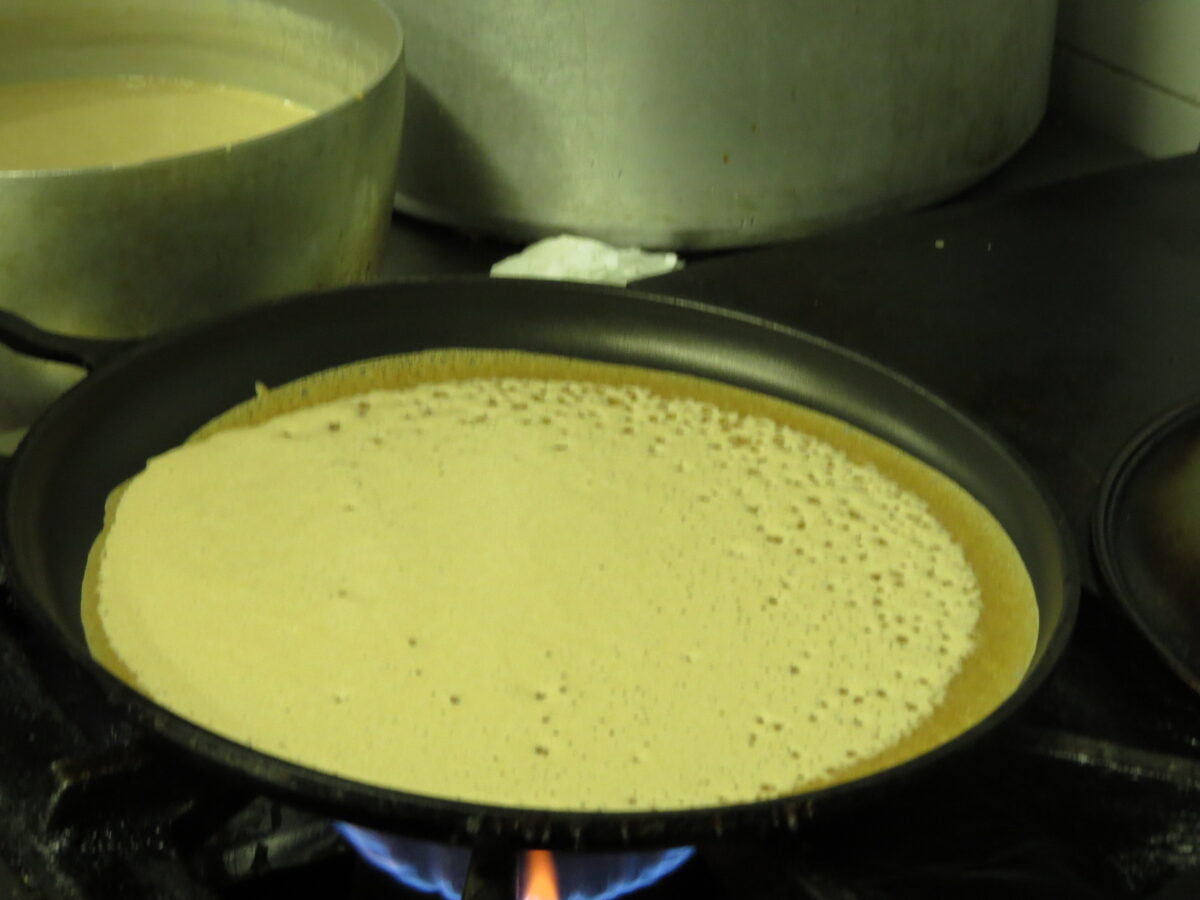 Injera cocinándose en la sartén