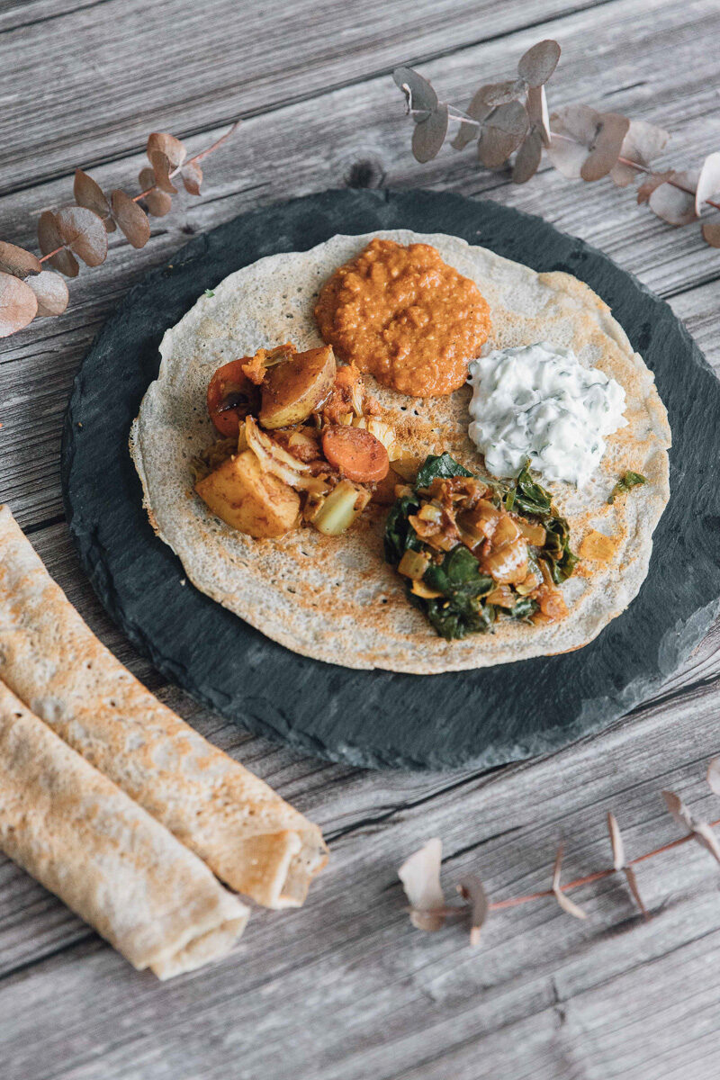 Injera etíope servida con daal de lentejas rojas y verduras