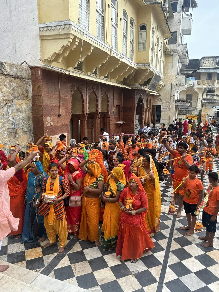 Procesión de un festival en una calle de India