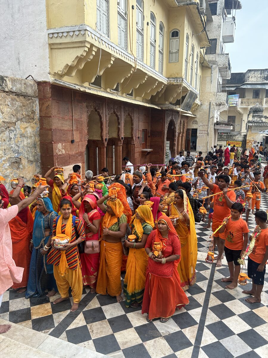 Procesión de un festival en una calle de India
