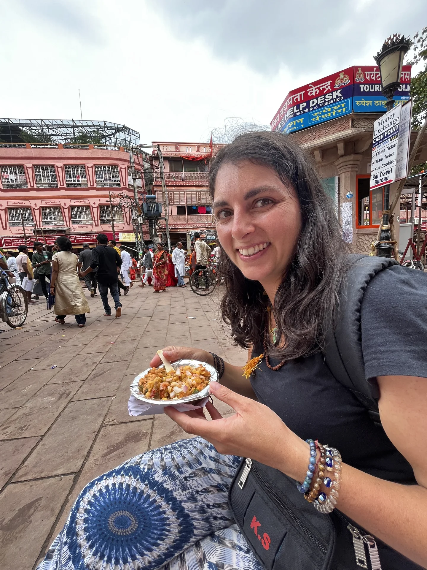 Comiendo una samosa en un puesto callejero