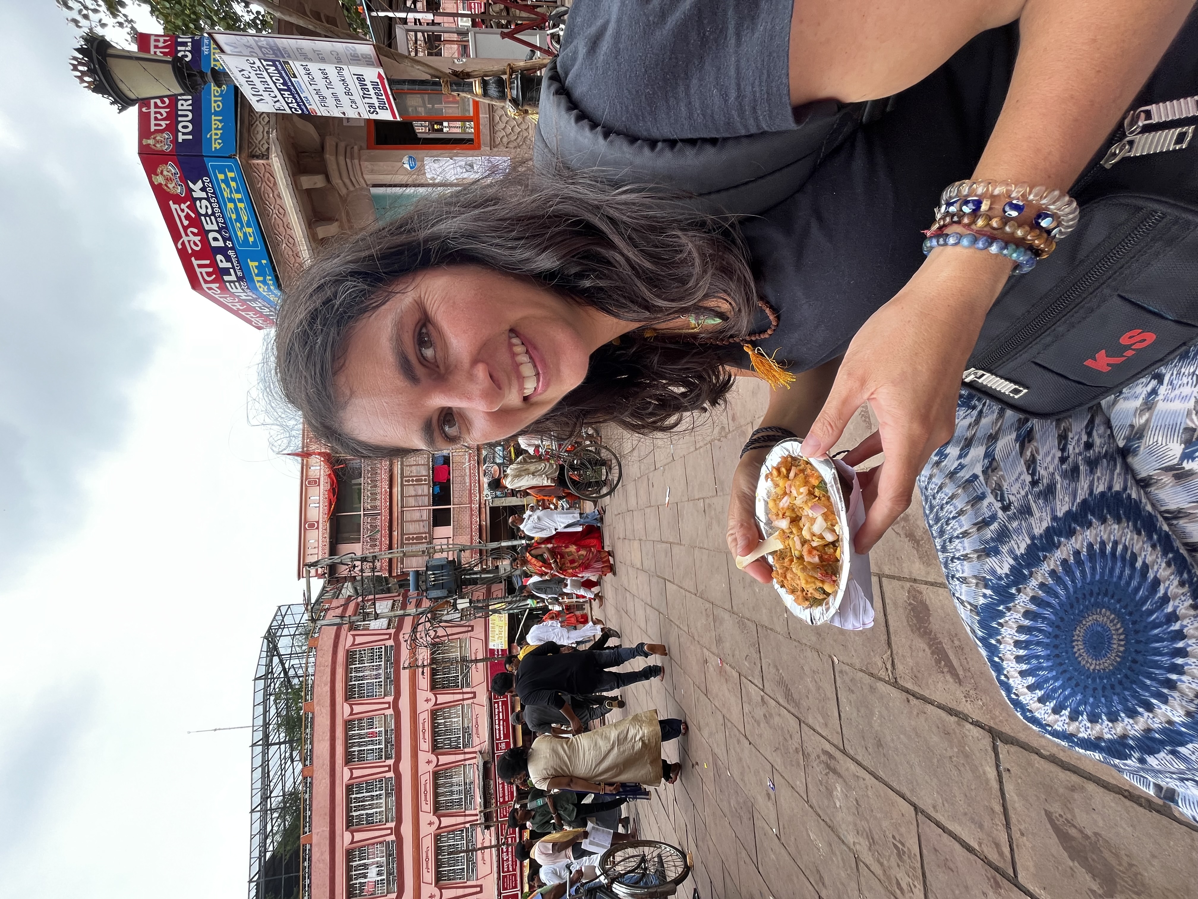 Comiendo una samosa en un puesto callejero